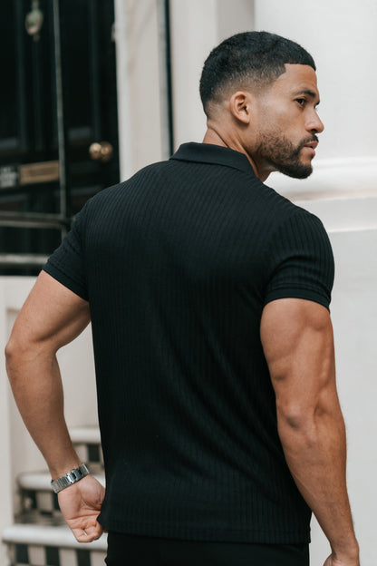 THE RIBBED SHORTSLEEVE POLO - BLACK